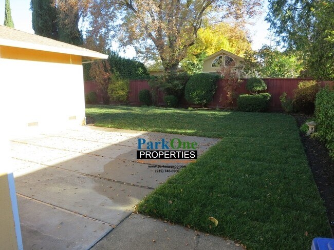 Building Photo - Charming 3-Bedroom Single-Level Home with ...