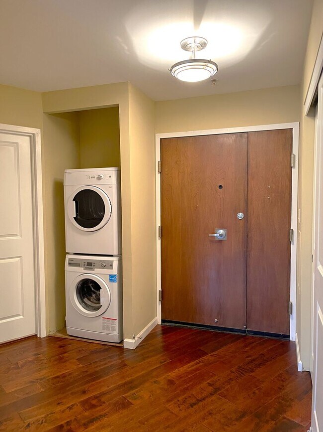 Building Photo - Coveted Portland Plaza Condo located in Do...