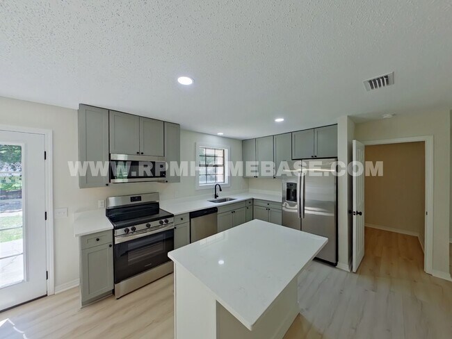 Foto del edificio - Move-In Special! Fully Renovated 5-Bedroom...