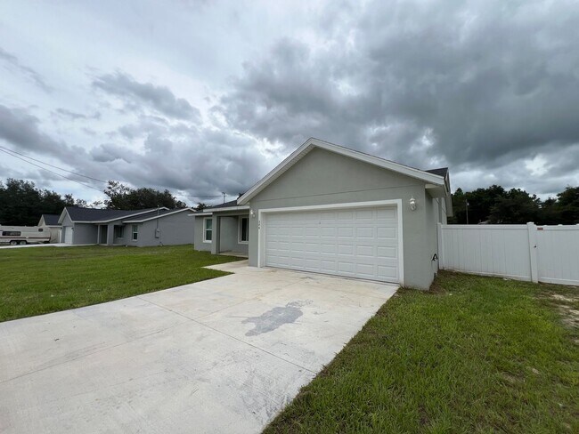 Foto del edificio - BEAUTIFUL 3 Bedroom, 2 Bathroom Home in Oc...