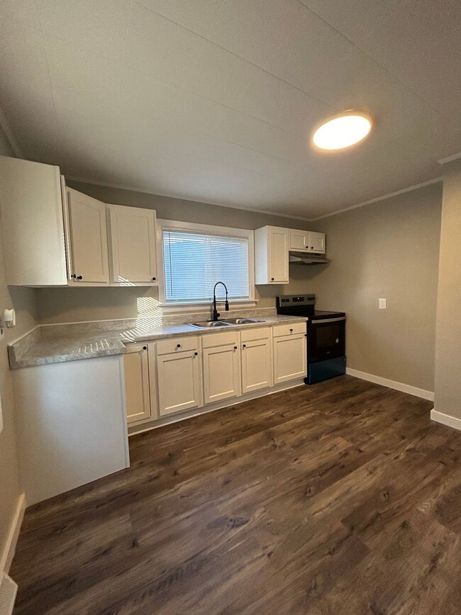 Building Photo - Newly Renovated 3 Bedroom House-MOVE IN SP...