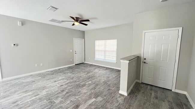Foto del edificio - Stunning Upgraded 3 Bedroom / 2 Bathroom Home in Palm Bay!