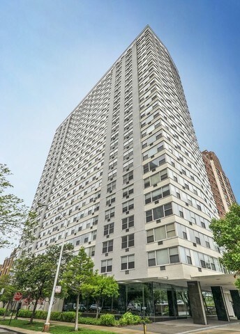 Primary Photo - 3900 N Lake Shore Dr