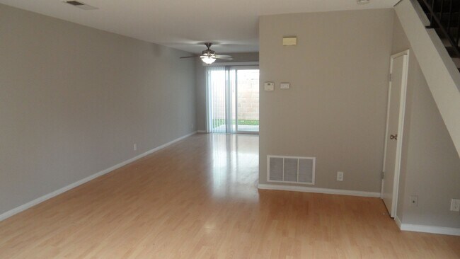 Building Photo - YORKTOWN VILLAS 2 BEDROOM TOWNHOME.