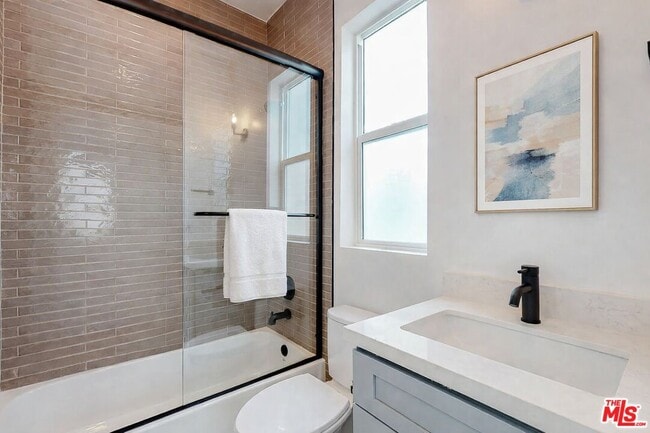 Building Photo - 525 Normandie Ave