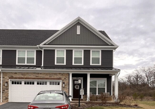 Building Photo - 4 Bedroom, 3.5 Bathroom Townhouse