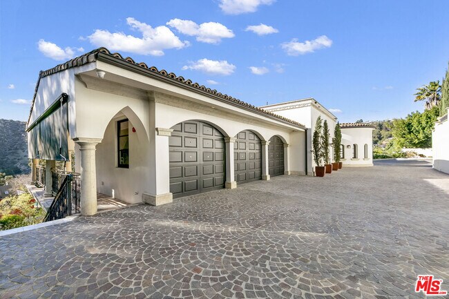 Building Photo - 2321 Castilian Dr