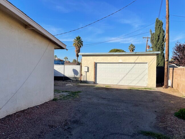 Foto del edificio - 5170 W Lake Mead Blvd