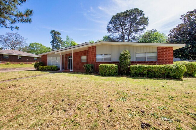 Building Photo - ** 3 bed 2 bath located in Dalraida **Call...