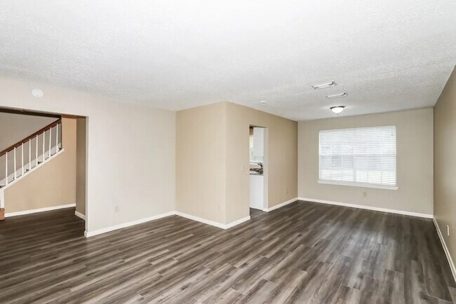 Building Photo - 16110 Sweetwater Creek Dr