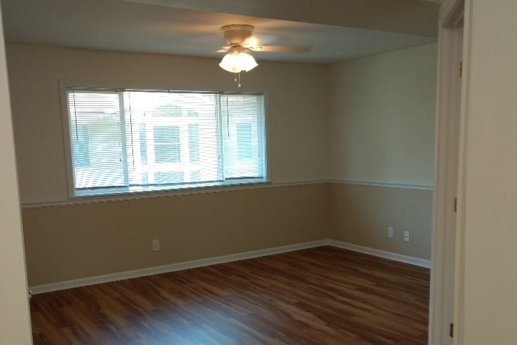 LR - 905 E Elm St