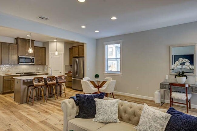 Building Photo - 3 Bed,2.5 Bath Townhome at the Landing At Salmon Creek