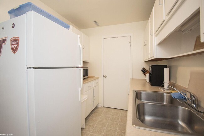 Foto del edificio - 2 Bed Apartment in Blacksburg With Some Ut...
