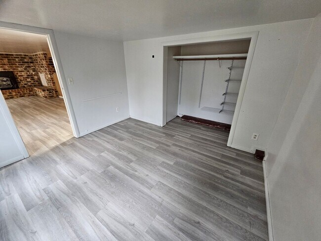 Building Photo - Brem Top Bottom Duplex