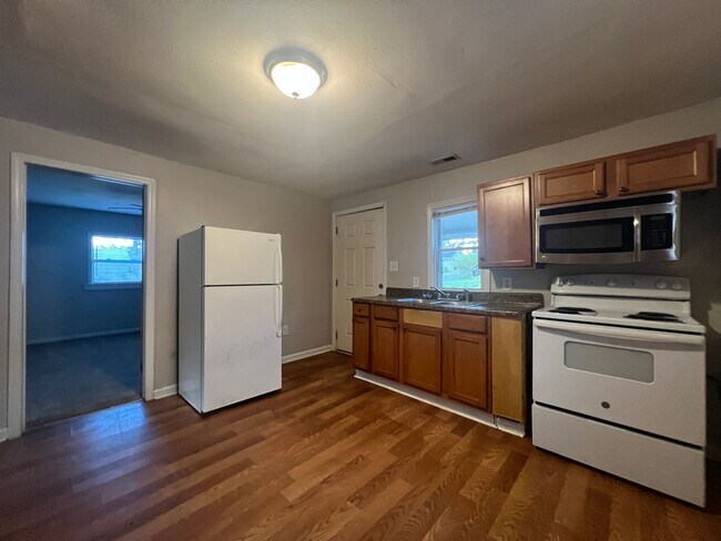 Foto del edificio - MOVE-IN READY!