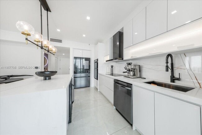 Building Photo - 350 S Miami Ave