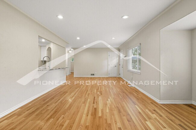 Foto del edificio - Charming Home with Central AC and Washer/D...