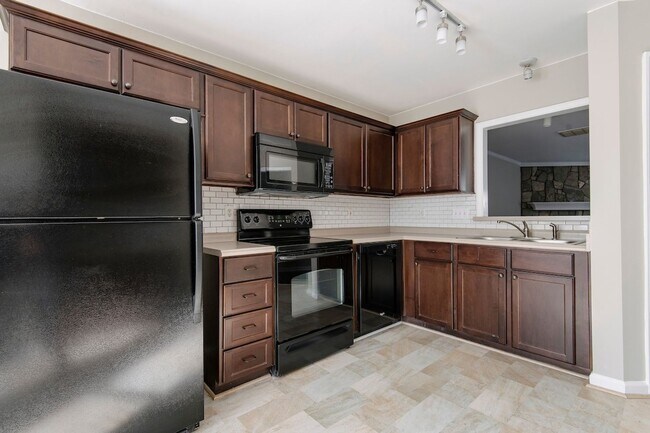 Foto del edificio - Updated 3 Bedroom Townhome Available Early...