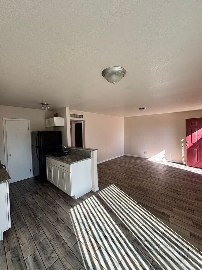 Foto del edificio - 3068 N Edith Blvd