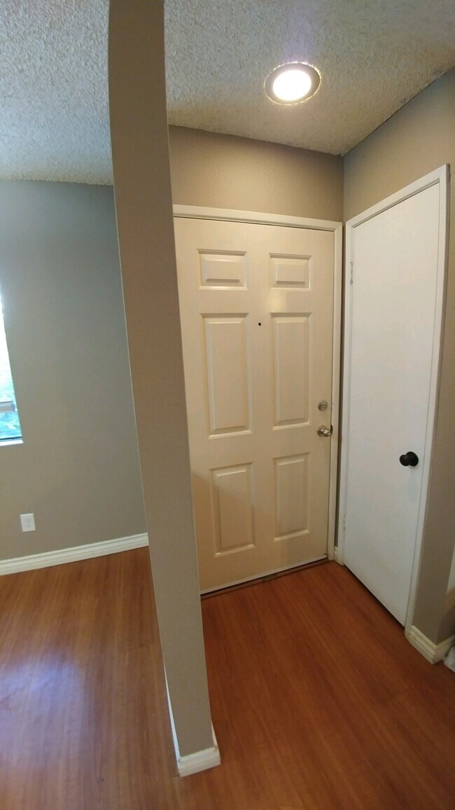 Building Photo - 9459 Fairgrove Ln