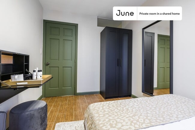 Building Photo - Private bedroom in 3 bed/1 bath Home