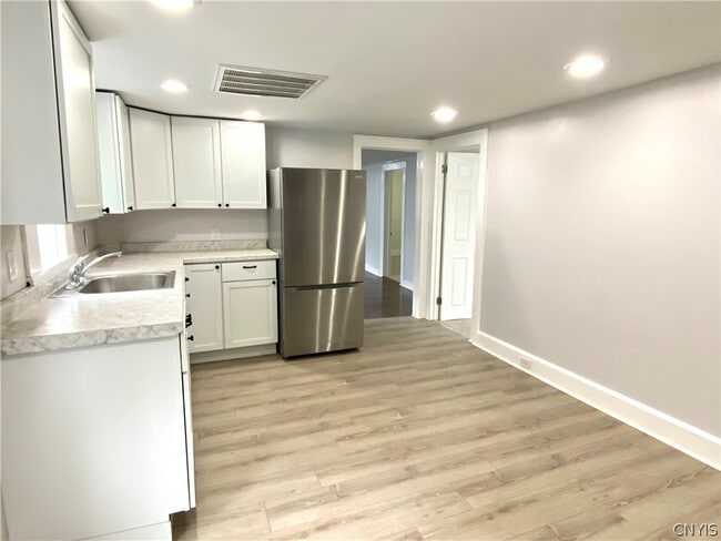 Building Photo - 17 Florence St