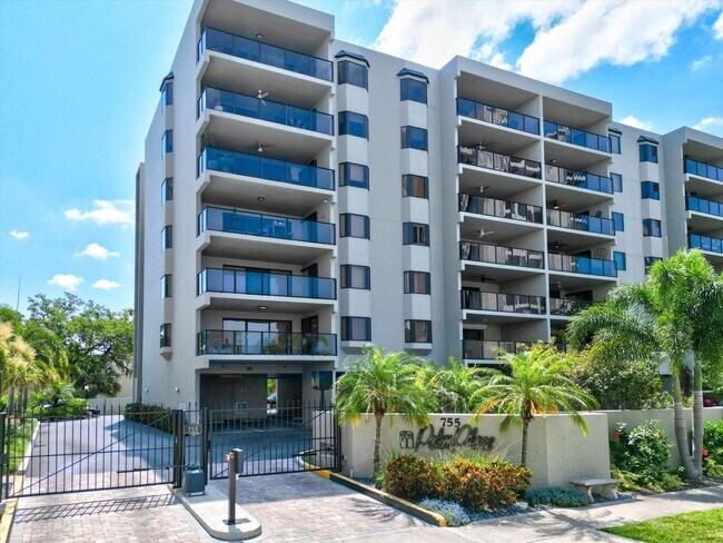 Foto del edificio - 2 Bedroom 2 Bath Waterview Condo (Palm Place Condominiums)