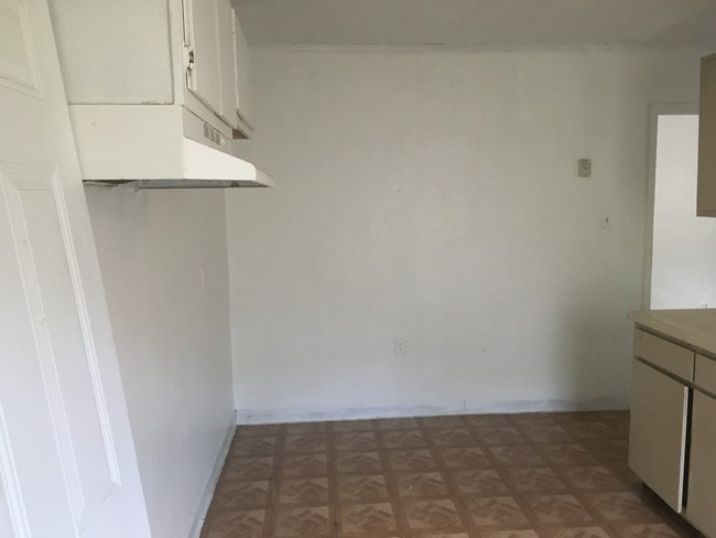 Kitchen - 2220 S Madison St