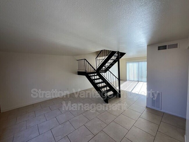 Building Photo - 505 N Lesueur