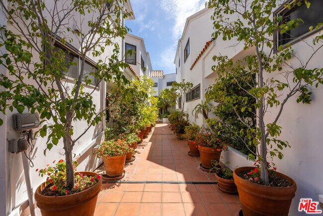 Foto del edificio - 869 S Bundy Dr