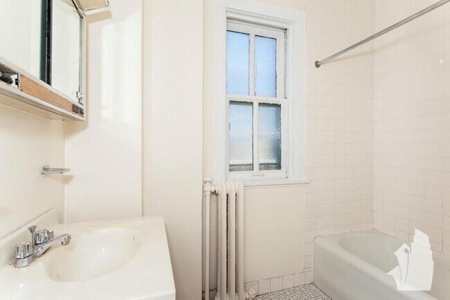 Foto del edificio - 540 W Briar Pl