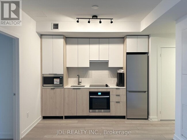 Building Photo - 1007 The Queensway