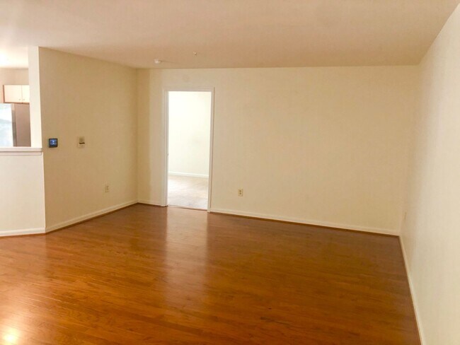 Building Photo - Updated 2 Bedroom Lower Level Condo in Glen Burnie!