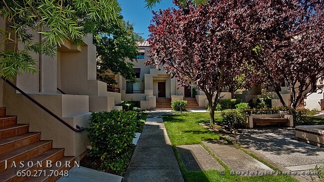 Photo - 129 E Court Ln House