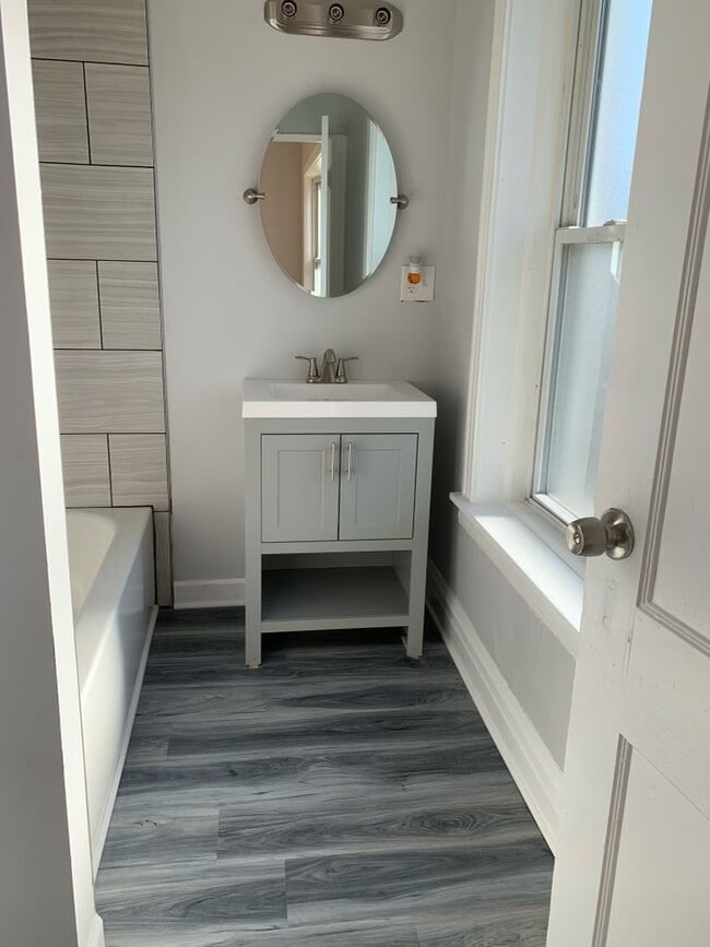 En-Suite Master Bath - 1721 W 65th St