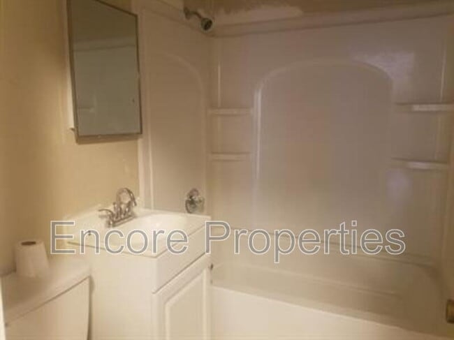 Building Photo - 2106 Wintergreen Pl