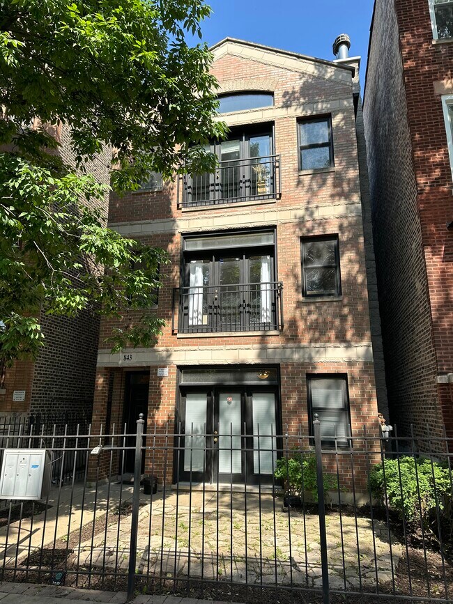 Foto del edificio - 843 N Mozart St