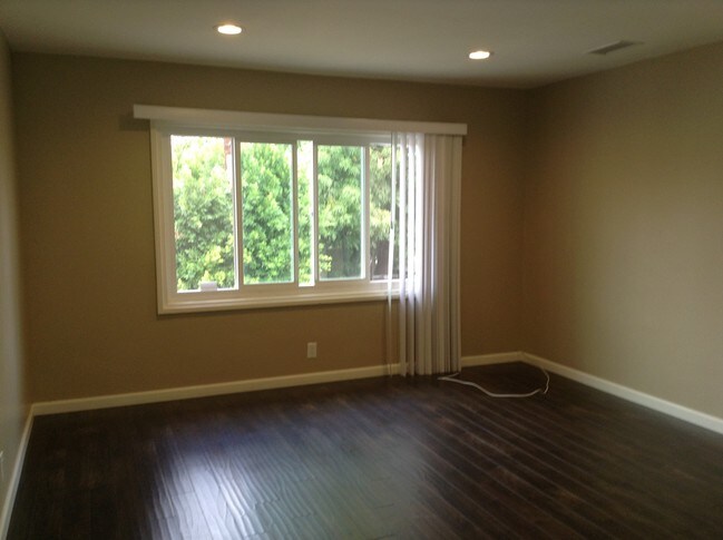 Building Photo - 14149 Moorpark St
