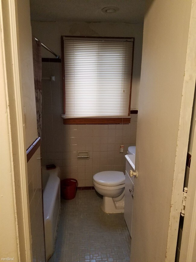 Building Photo - 2 br, 1 bath Townhome - 18052 Schaefer Hwy
