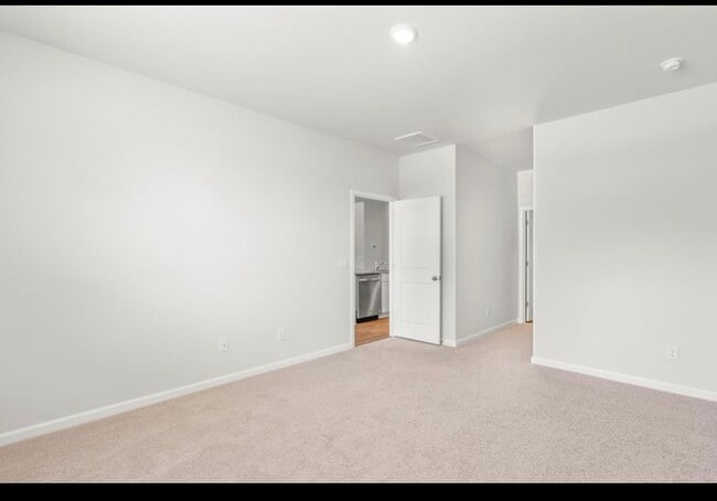 Building Photo - 102 Green Passage Ln