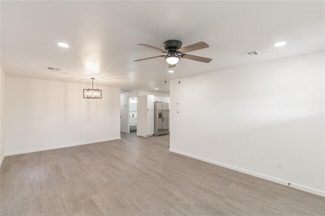 Foto del edificio - 566 Parkhill Cir
