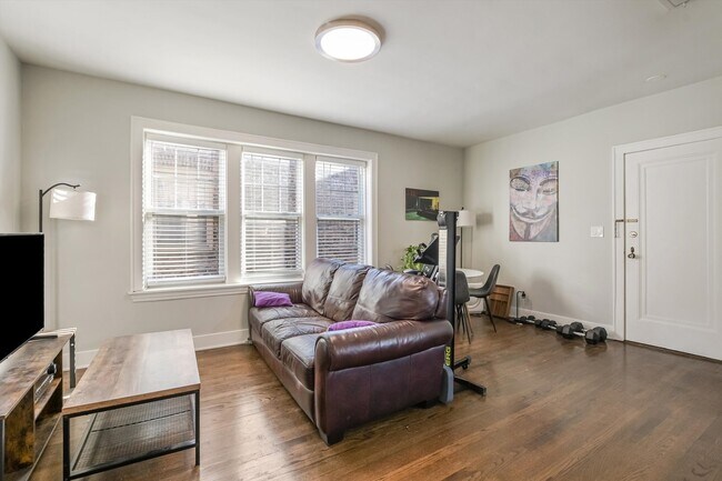 Foto del edificio - 3228 N Hamlin Ave