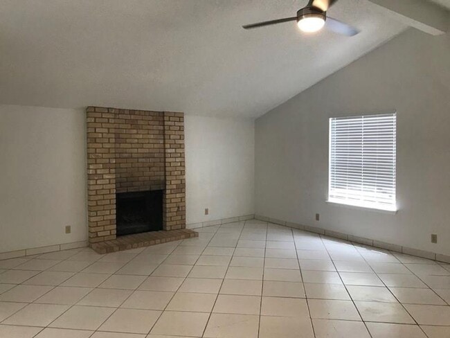 Building Photo - $500 OFF FIRST MONTH RENT IF MOVE IN BY 8/...