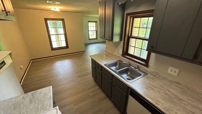 Building Photo - Renovated 2 Bedroom 1 Bath Duplex for Rent!