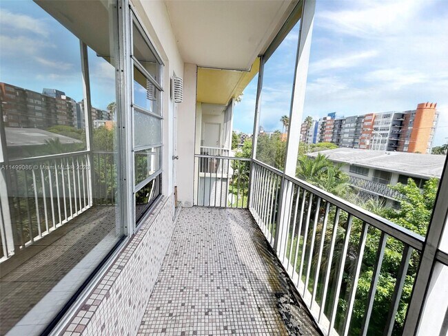 Foto del edificio - 16800 NE 15th Ave