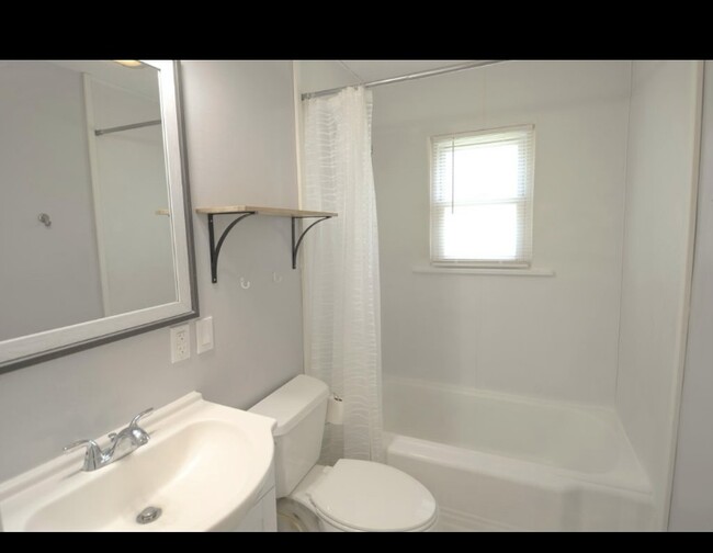 Building Photo - 917 W Della St