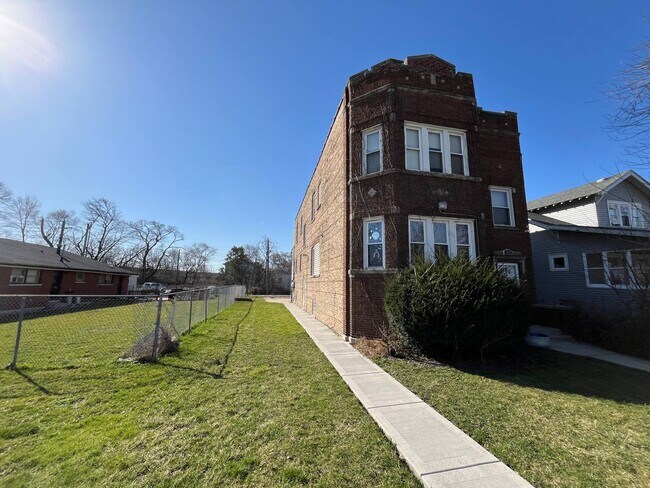 Building Photo - 302 E 148th Pl
