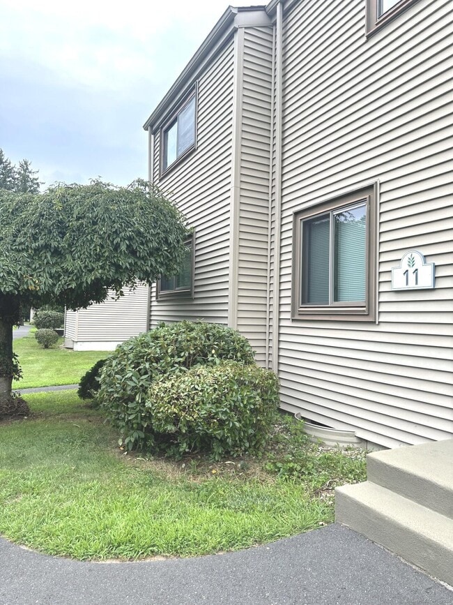Building Photo - 11 Greenbriar Dr