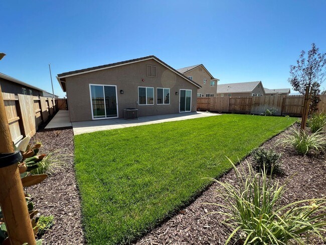 Foto del edificio - Well maintained 4-bedroom, 2-bathroom home...