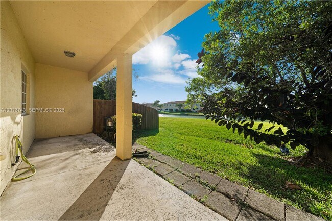 Foto del edificio - 3393 NE 11th Dr